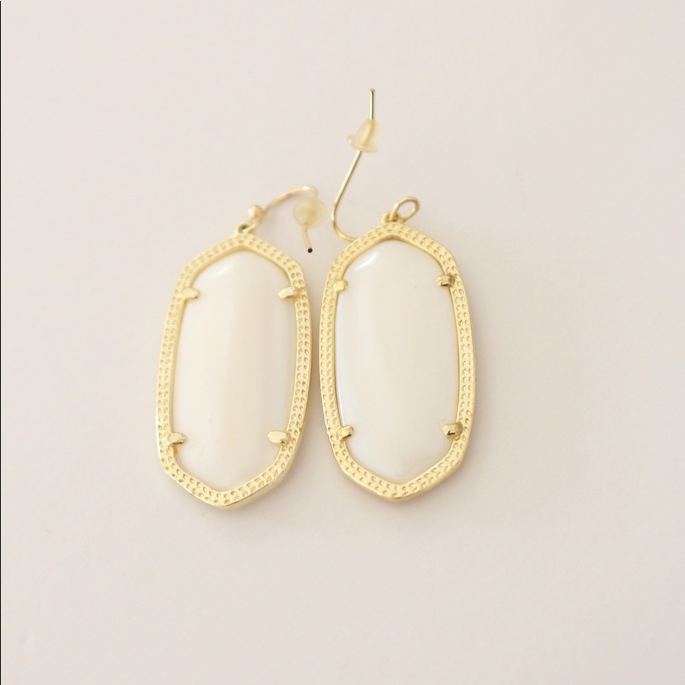 Kendra Scott Dani Gold Earrings in White Pearl